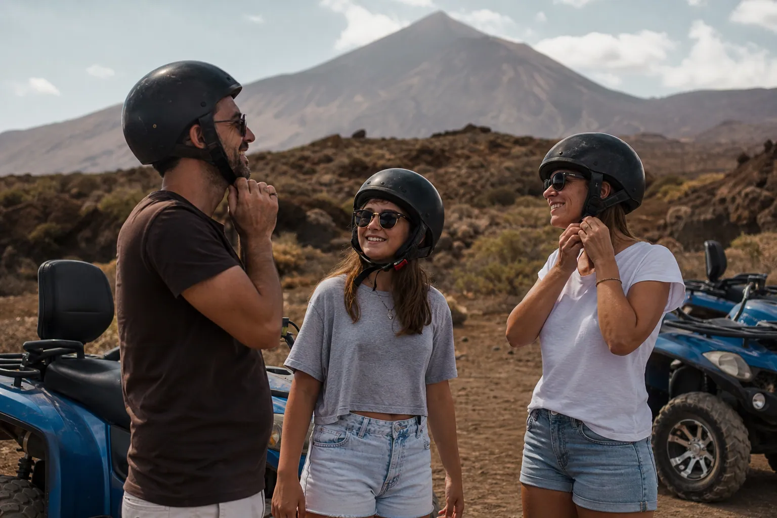 Famille prête pour une sortie en quad devant un décor volcanique à Tenerife