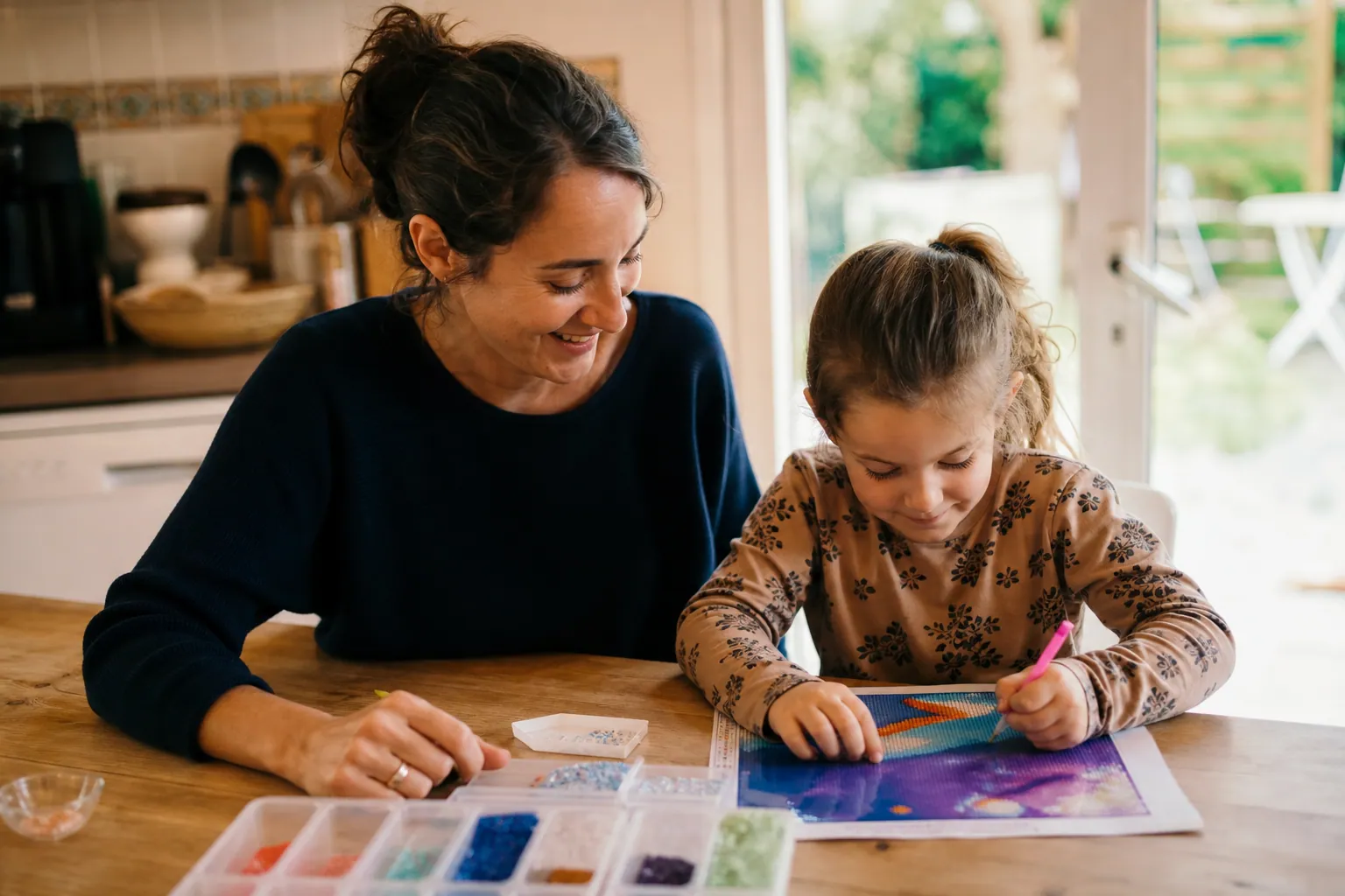 Parent et enfant réalisant une broderie diamant à la maison