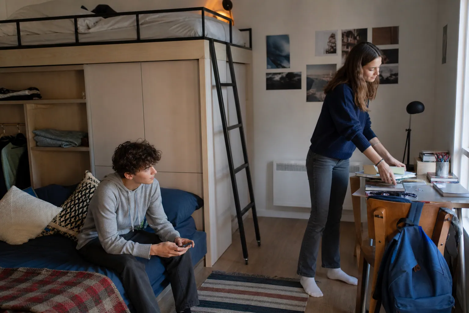 Chambre studio d’ado aménagée avec lit compact, bureau et rangements astucieux.