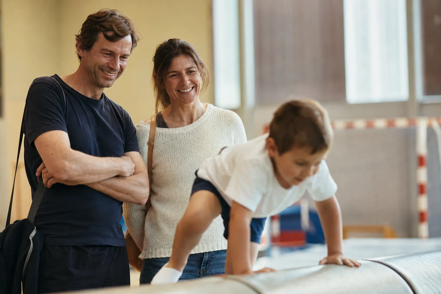 Parents observant leur enfant lors d’un essai de sport en salle