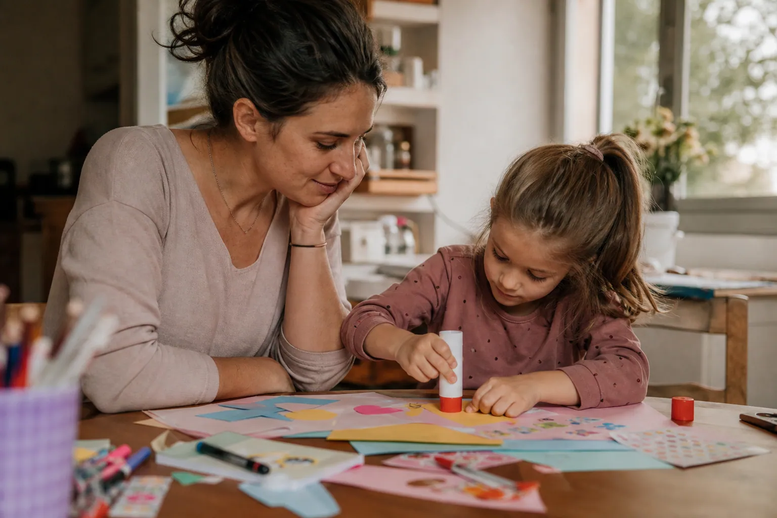 Parent et enfant fabriquant des invitations d’anniversaire à la maison