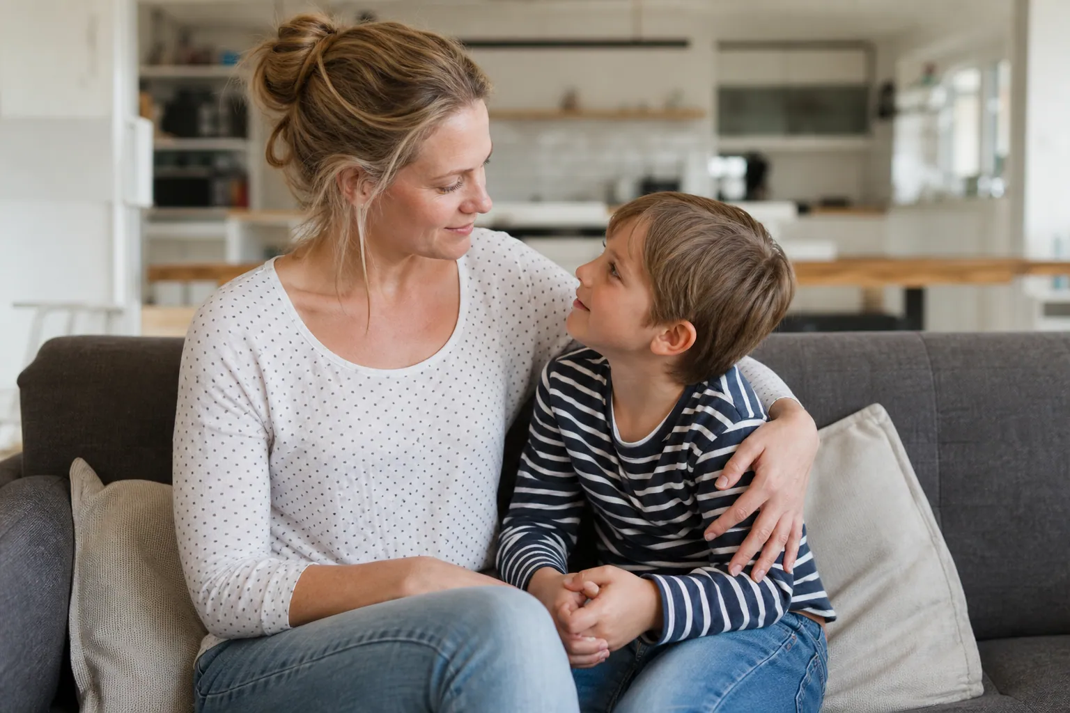Parent calme face à un enfant en colère dans la cuisine