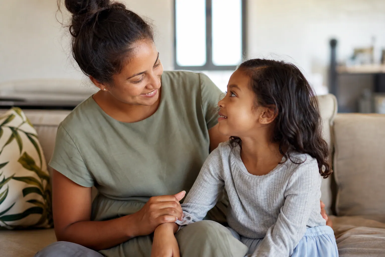 Parent français calme aidant un tout-petit en pleine crise de colère dans le salon