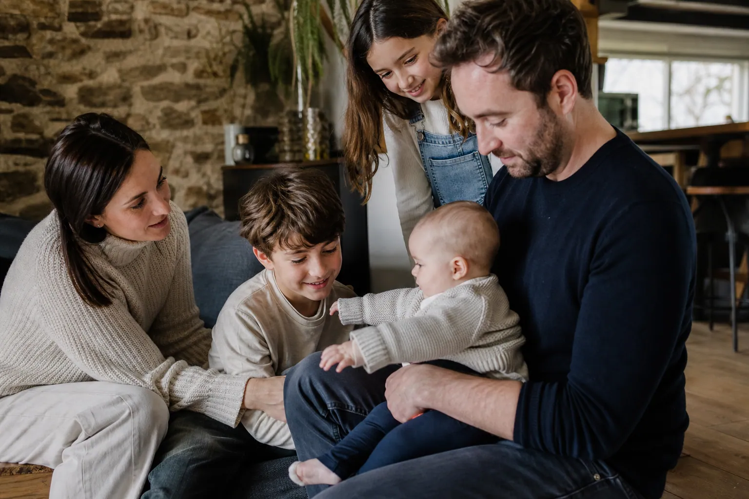 Parent rassurant un enfant en colère dans le salon, ambiance familiale chaleureuse.