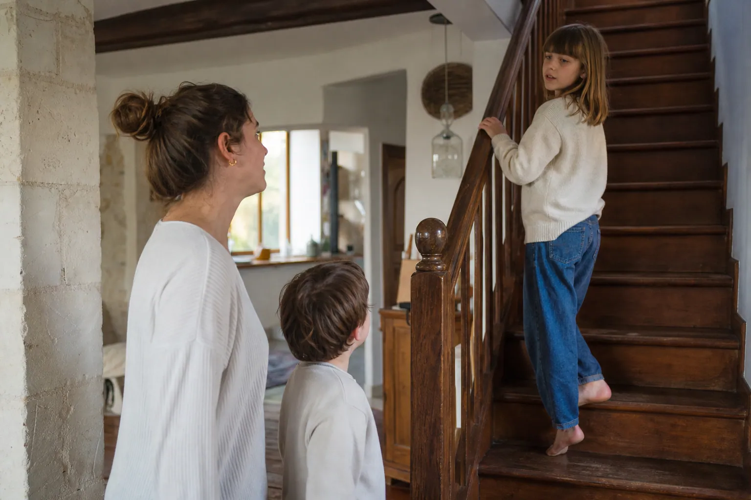 Escalier intérieur sécurisé dans une maison familiale avec parents et enfants