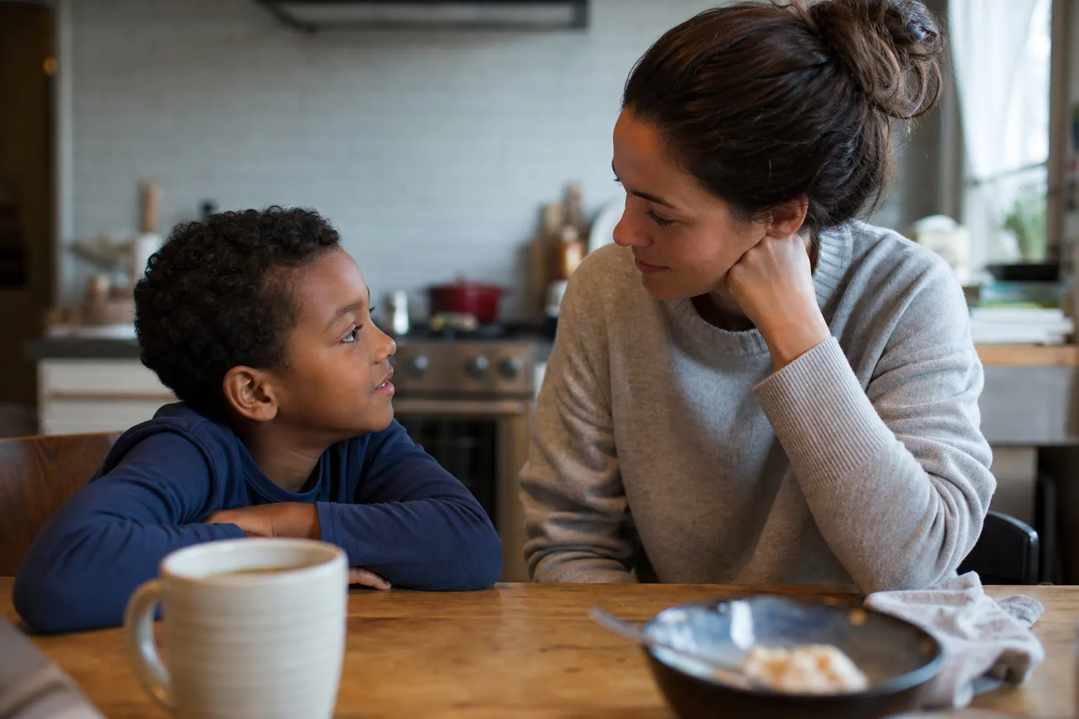 Parent parlant doucement d’adoption avec son enfant à la maison