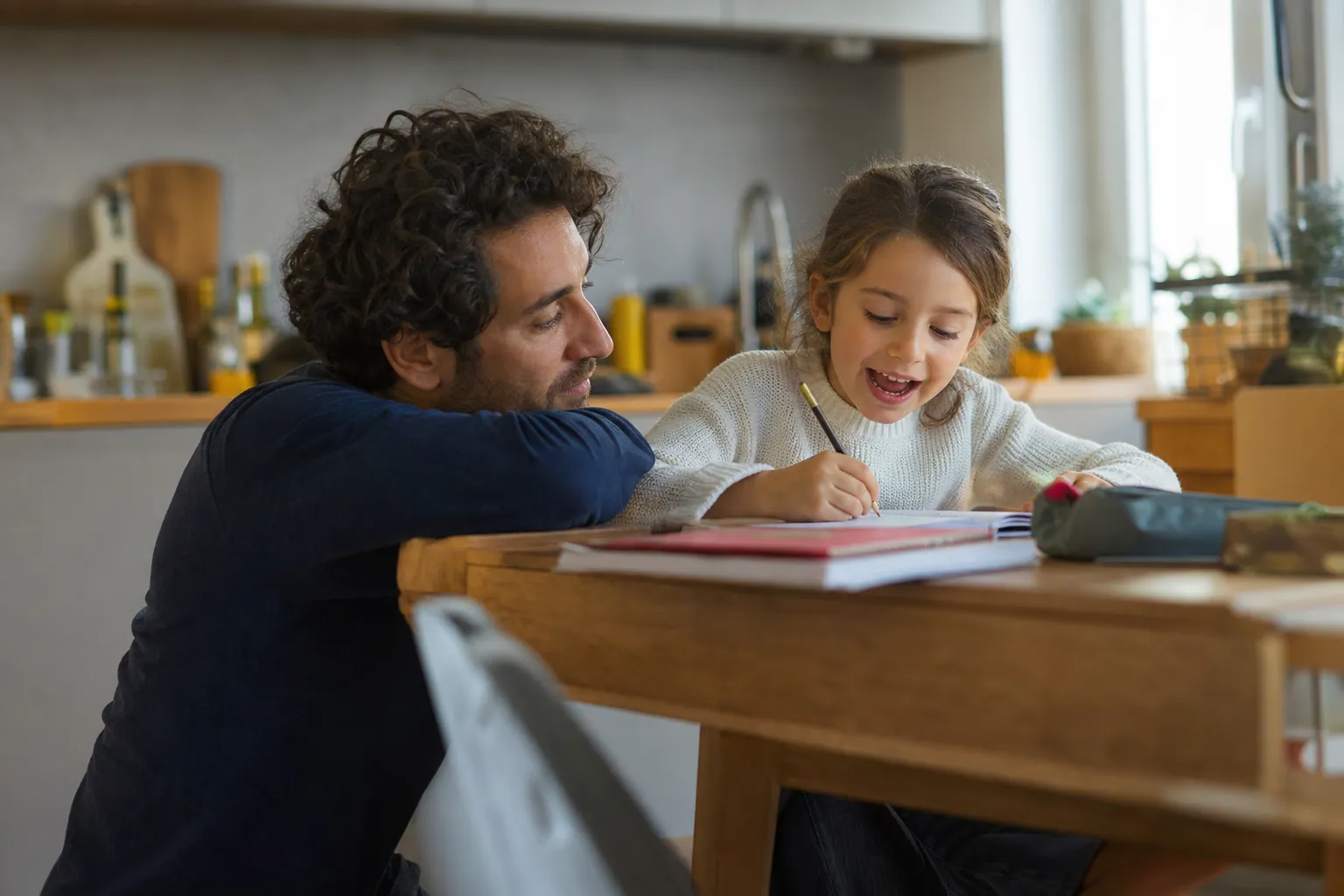 Parent aidant un enfant agité à faire ses devoirs dans un intérieur calme et lumineux.
