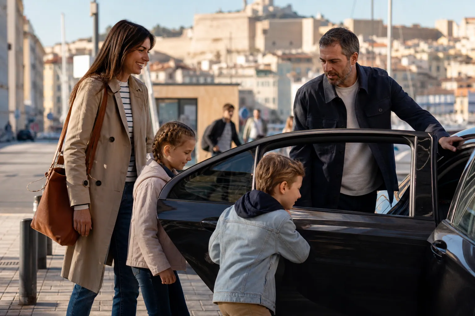 Une famille monte dans un taxi à Marseille près du Vieux-Port.