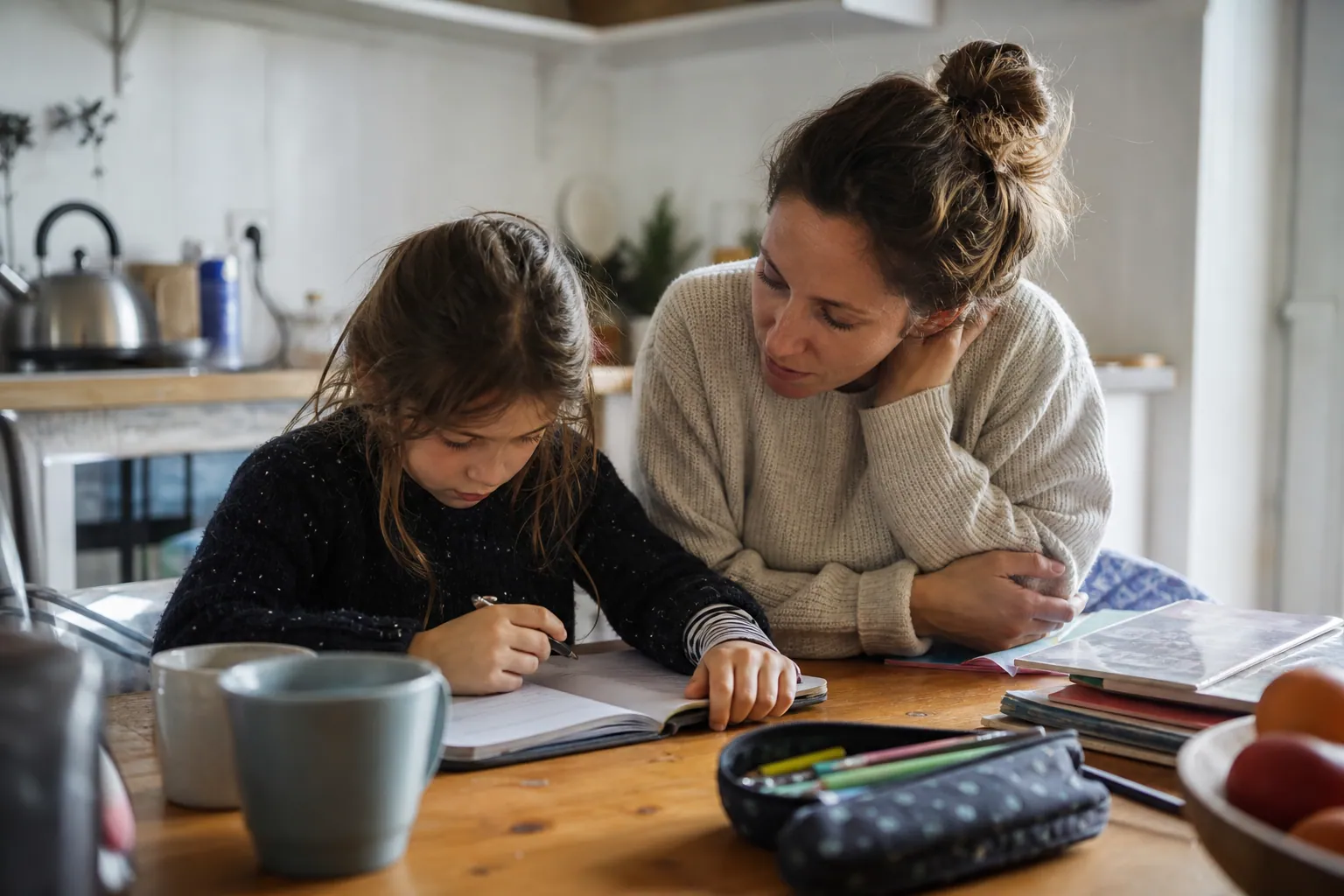 Parent aidant son enfant dyslexique à lire ses devoirs à la maison