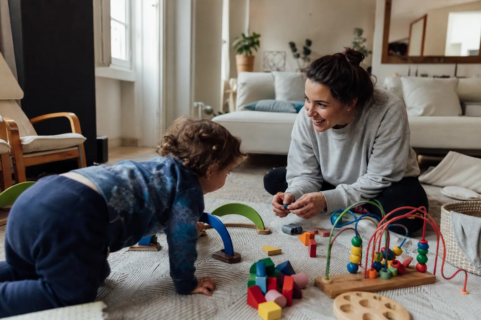 Parent et enfant jouant à des activités de motricité dans le salon