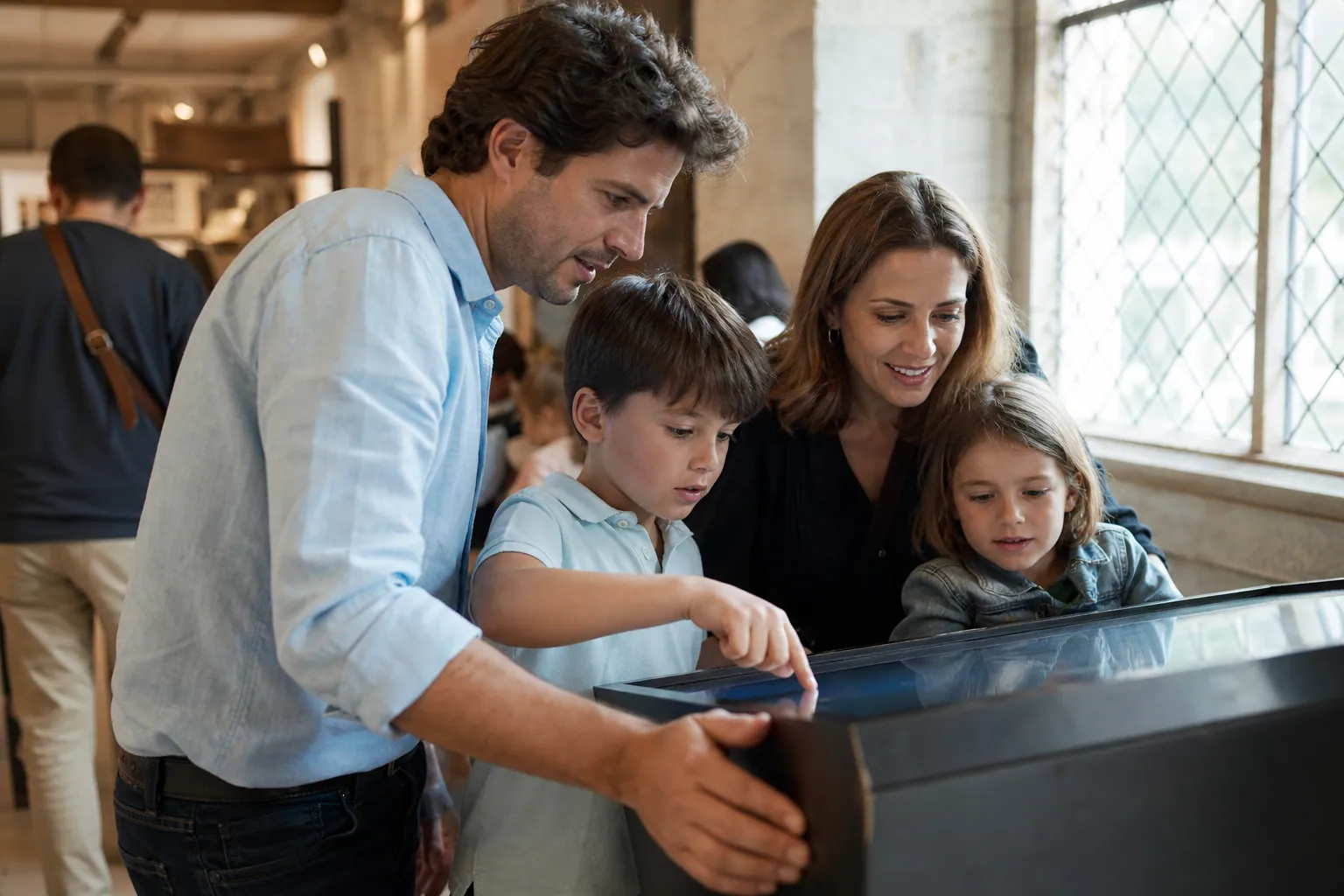 Famille française découvrant une exposition interactive dans un musée lumineux