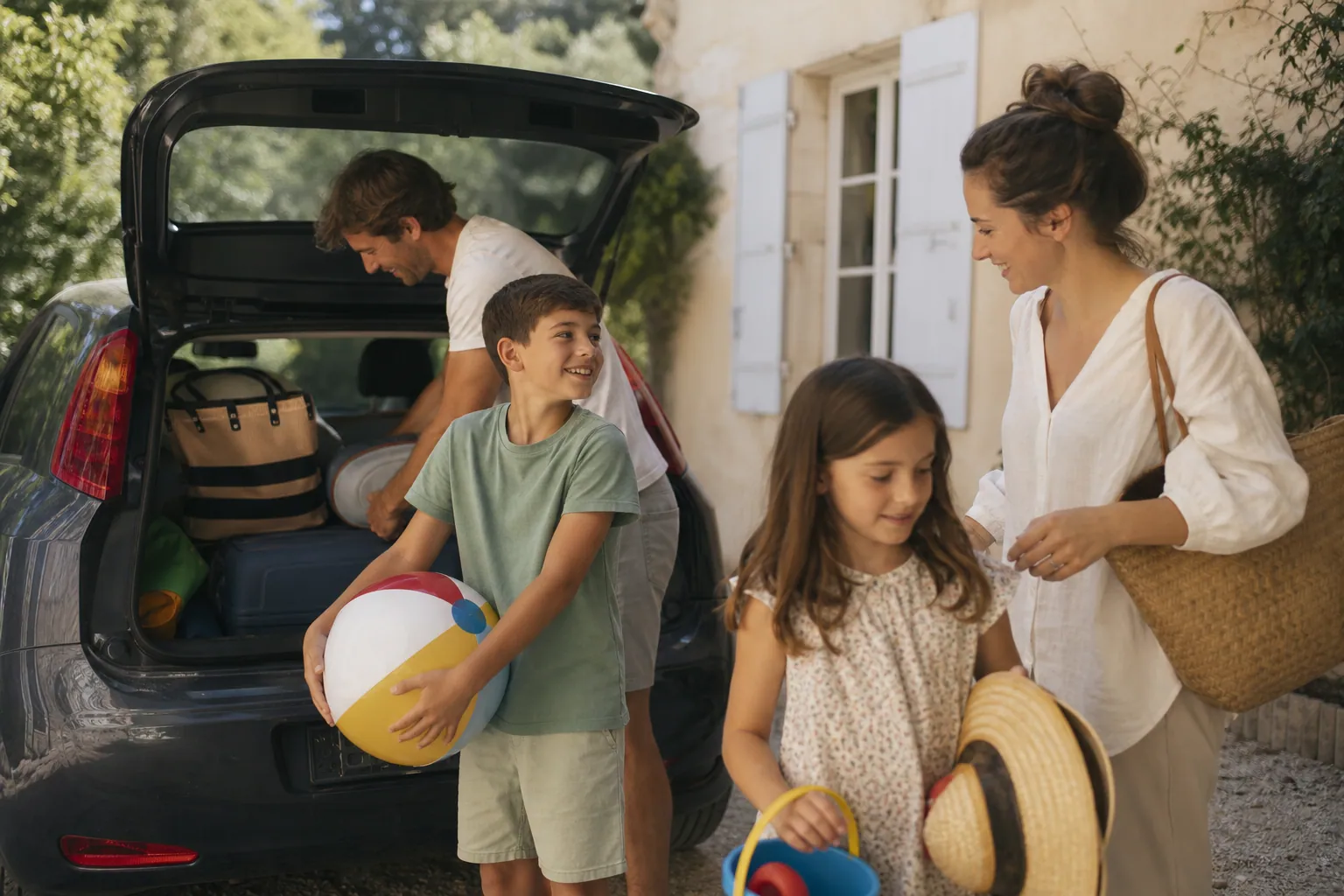 Famille française préparant un départ en vacances avec des valises et un air joyeux.