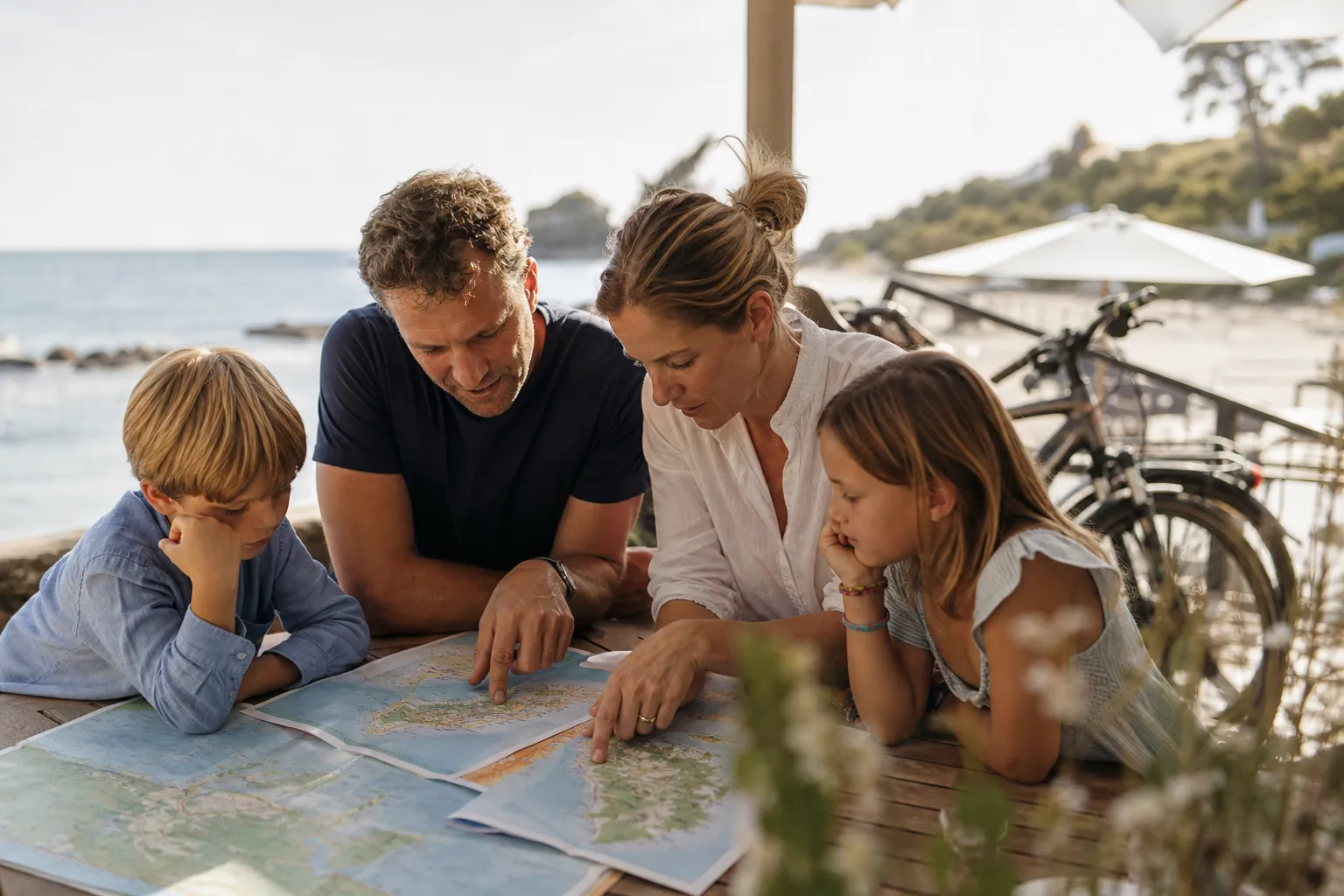 Famille française comparant l’Île de Ré et l’Île d’Oléron avant les vacances