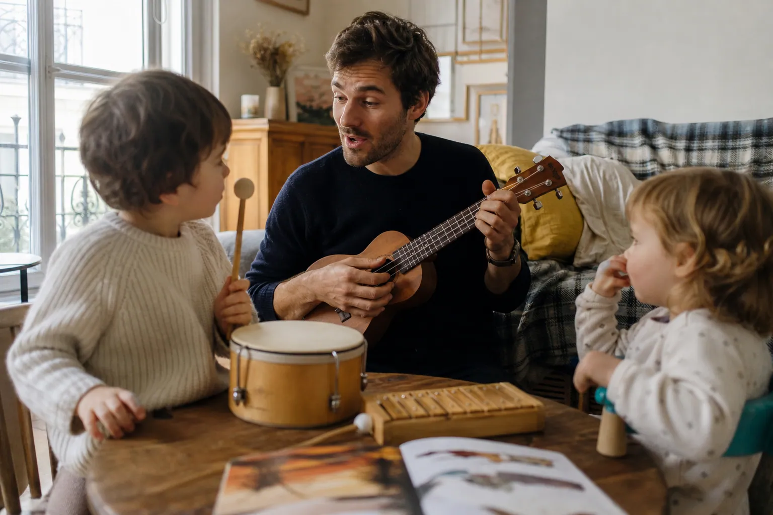 Parent et enfants chantant ensemble à la maison avec de petits instruments.