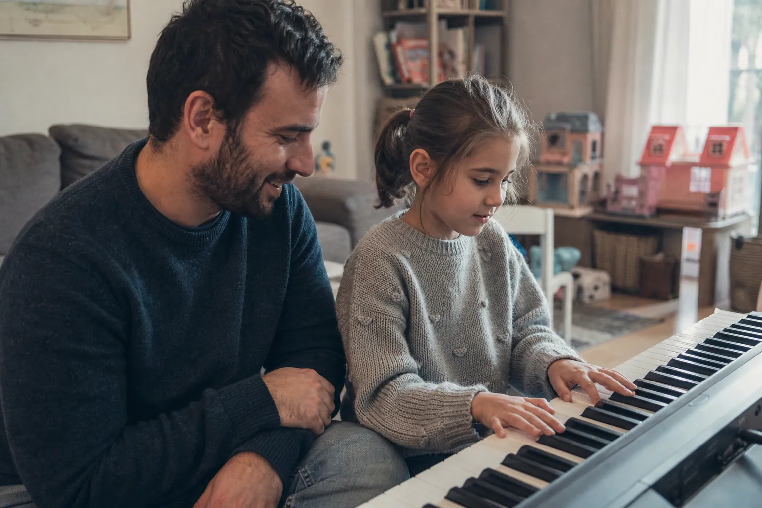 Parent et enfant jouant du clavier à la maison, dans une ambiance chaleureuse.