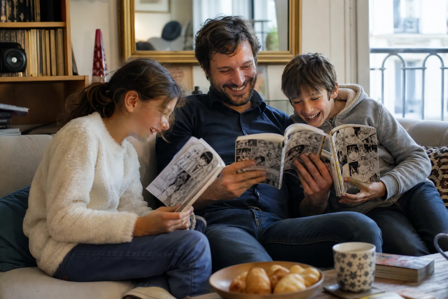 Parent et enfants lisant des mangas humoristiques sur un canapé, dans un salon chaleureux.