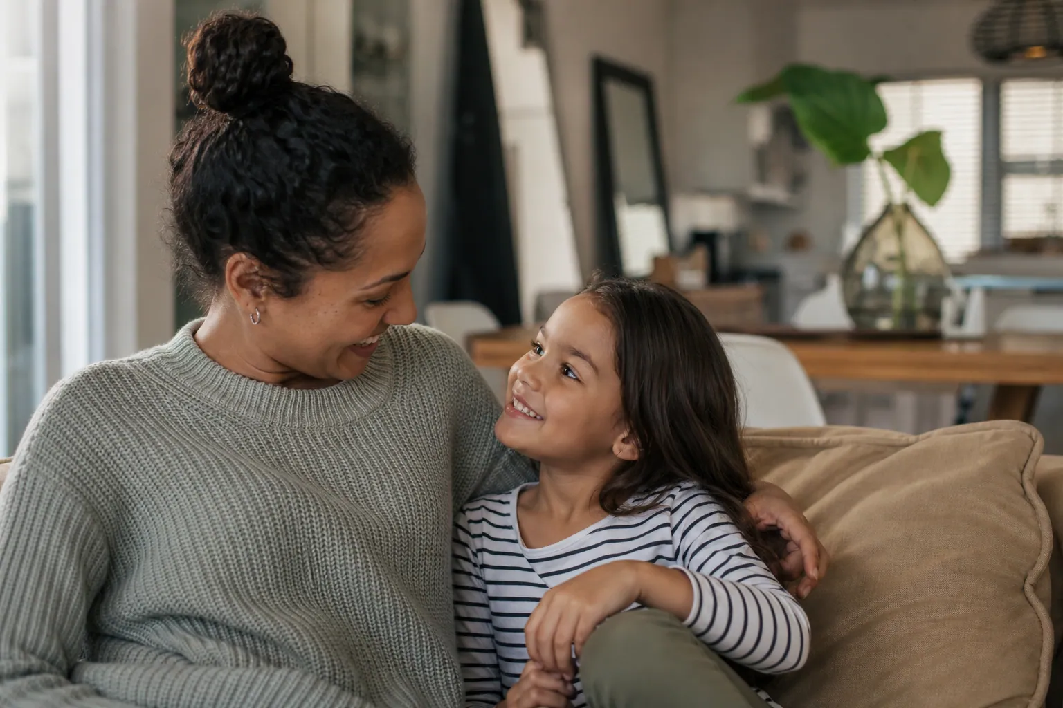 Parent rassurant un enfant inquiet dans un salon familial