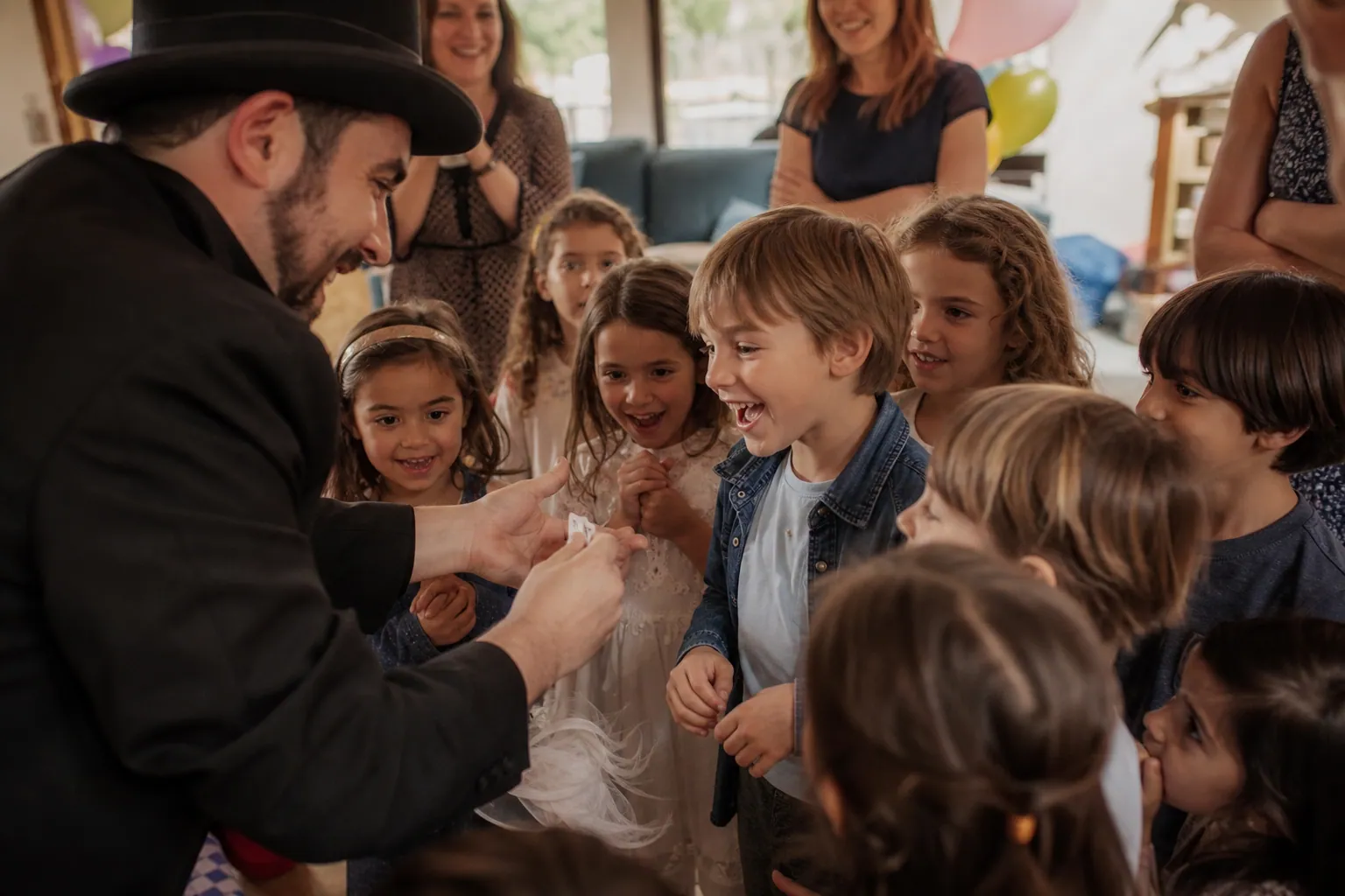 Un magicien anime un anniversaire d’enfant devant un petit groupe attentif