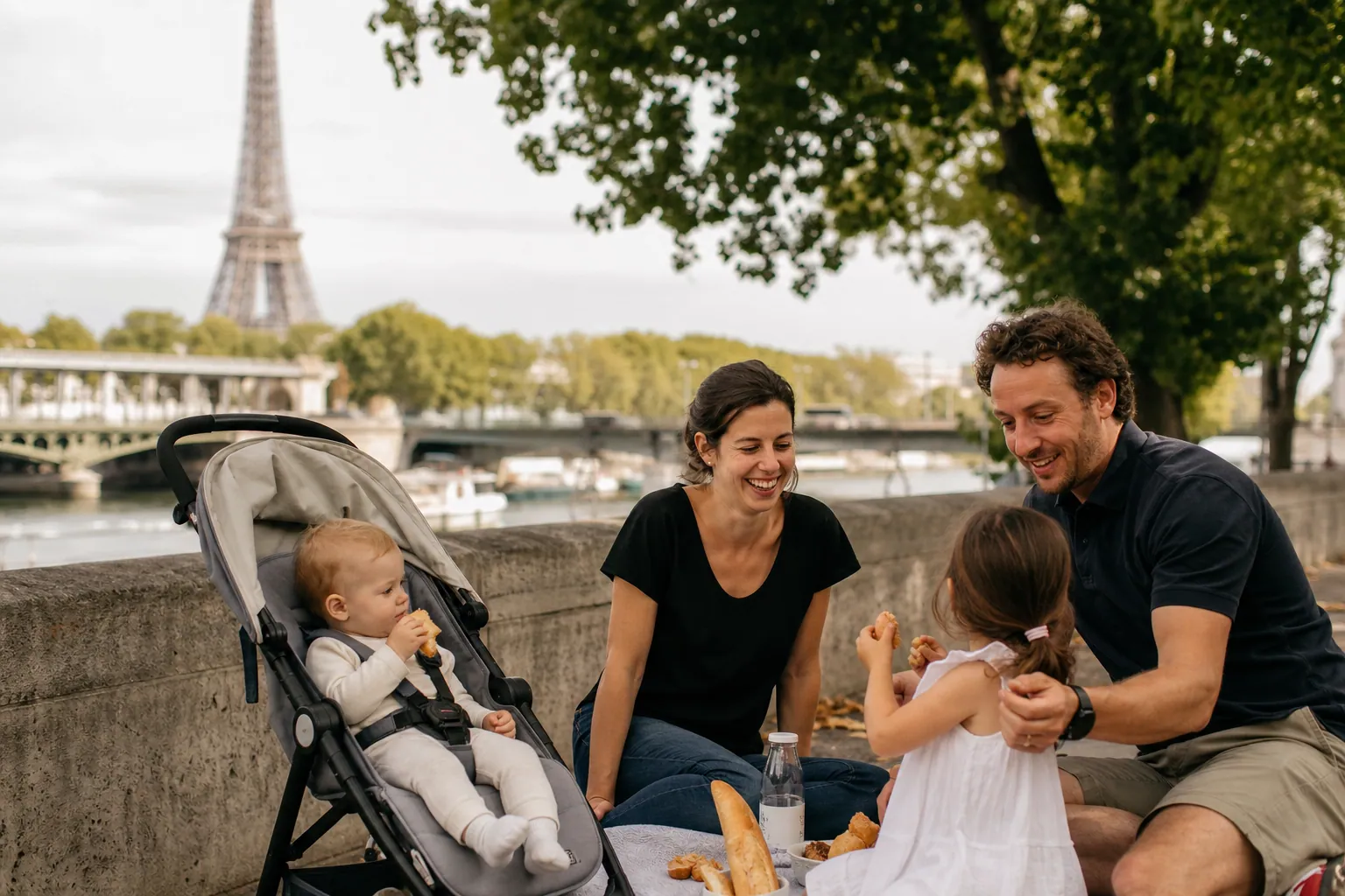 Famille avec enfants à Paris, en balade au bord de la Seine par beau temps.