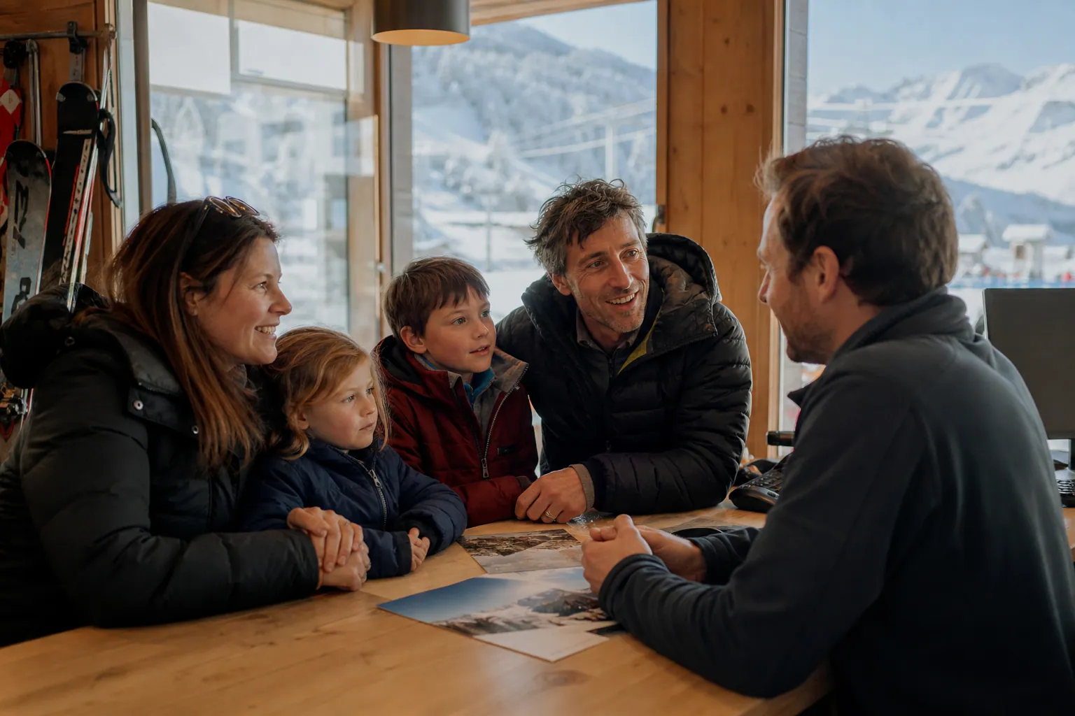 Famille discutant avec un conseiller dans une agence de montagne à Montchavin-Les Coches