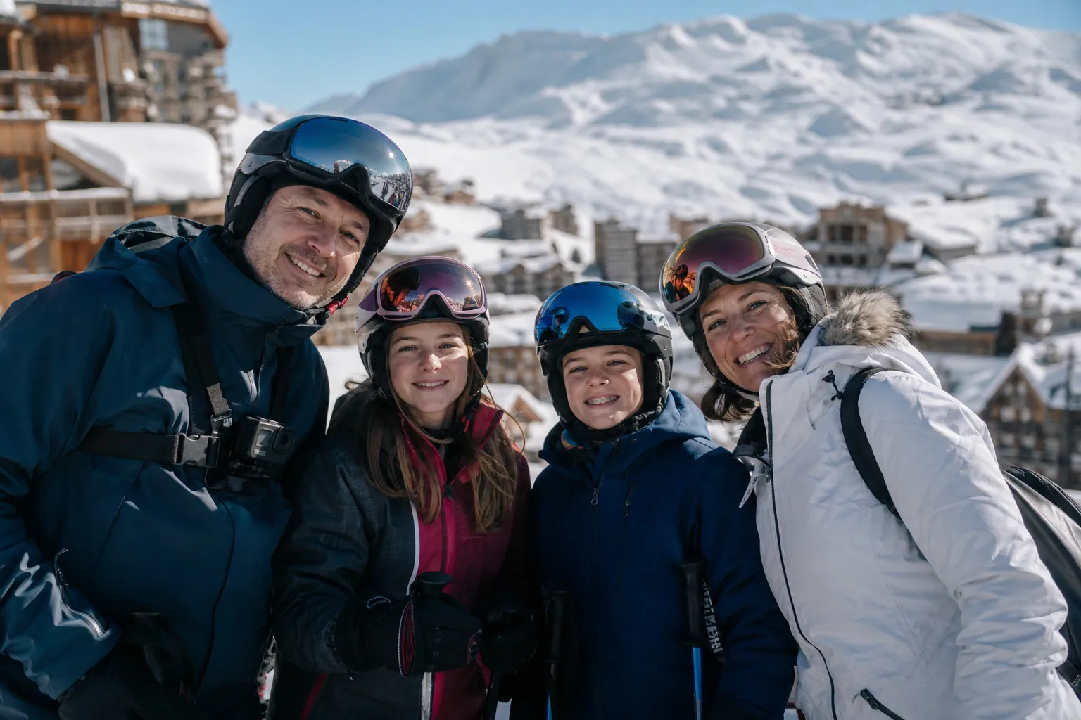 Famille skiant à Avoriaz avec une GoPro fixée sur le torse d’un parent.