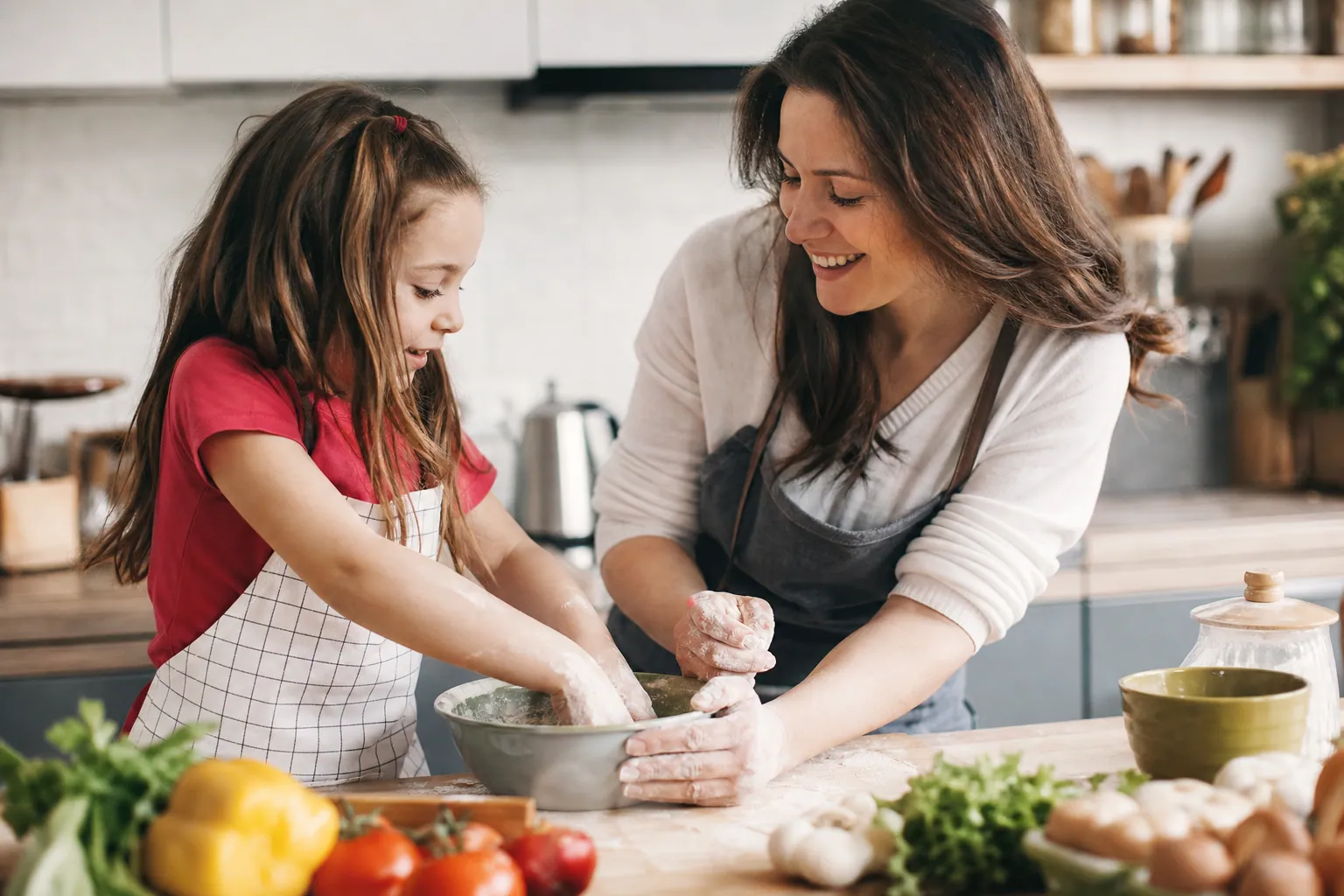 Un parent calme propose un repas à un enfant qui refuse de manger à table.