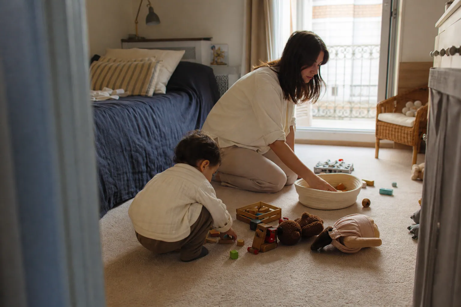 Chambre familiale chaleureuse avec moquette douce et enfant qui joue au sol