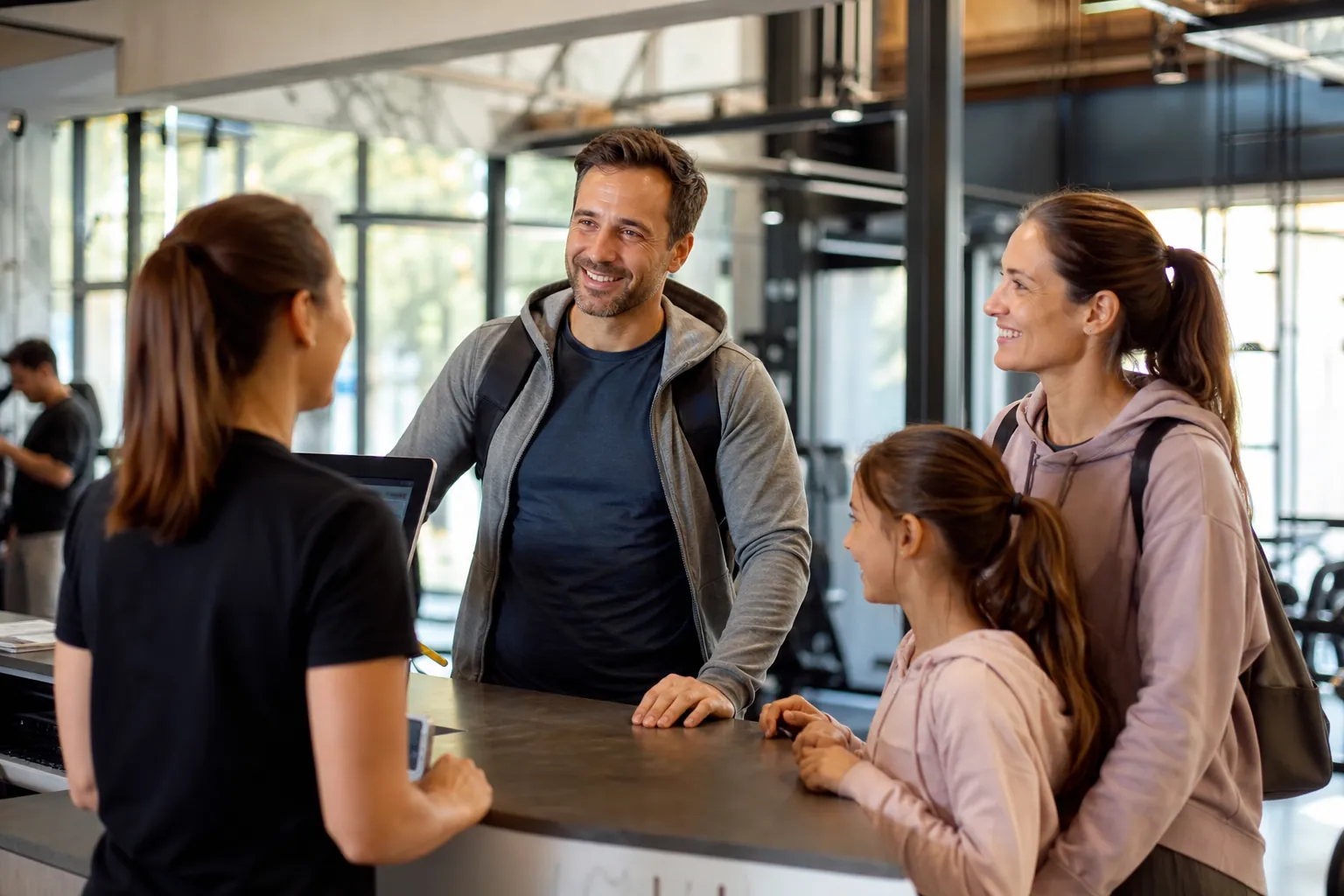 Parent français en visite dans une salle de sport lumineuse avec un enfant à proximité