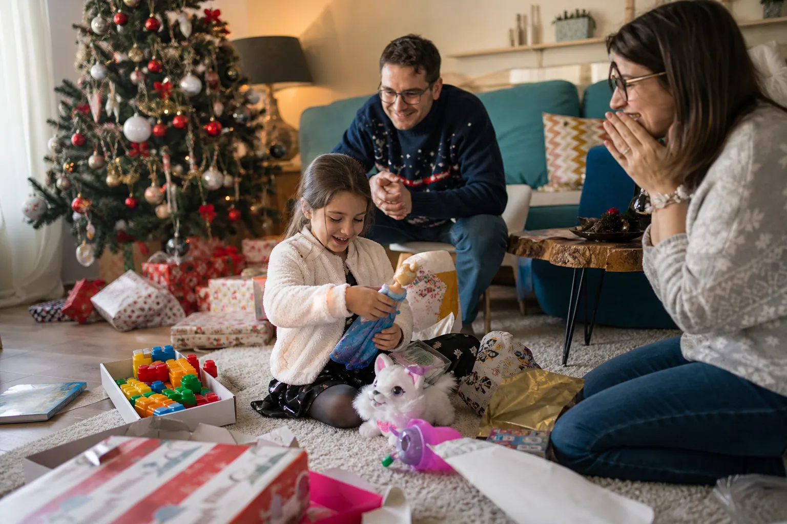 Famille française ouvrant des cadeaux de Noël 2013 avec poupée, peluche interactive et jeux