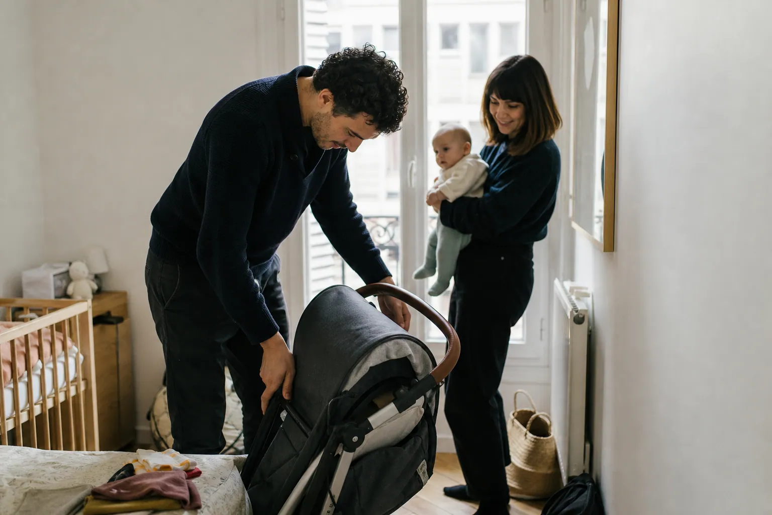 Parents français testant une poussette dans un intérieur lumineux