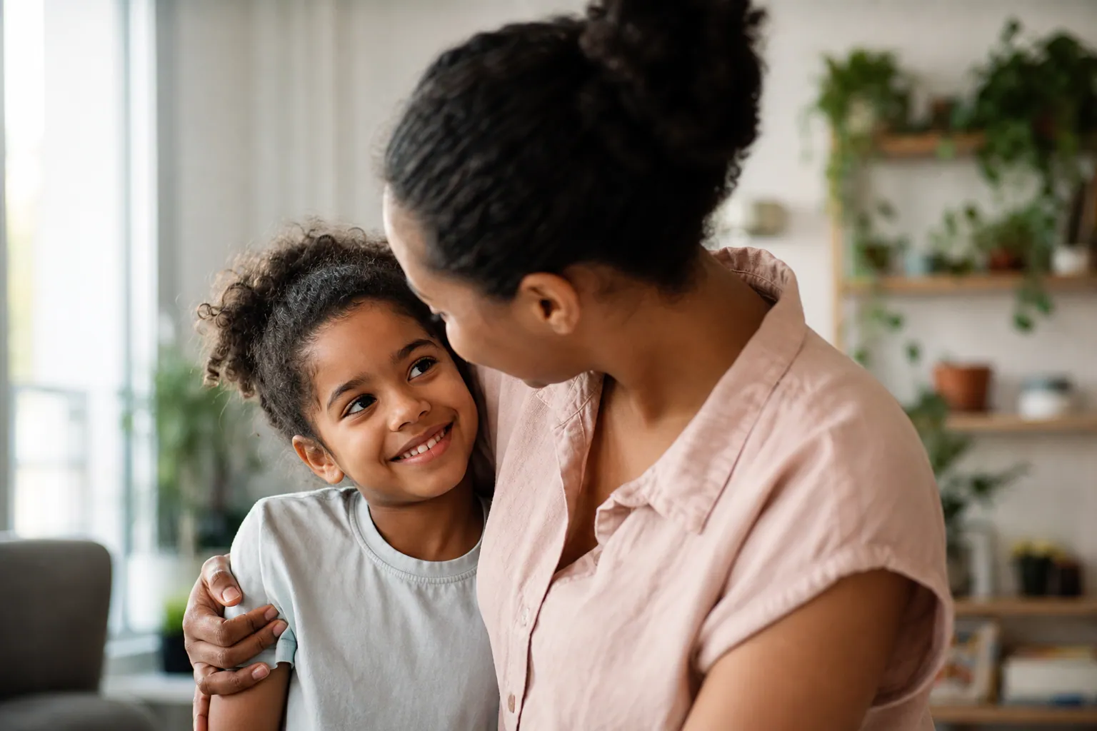 Mère et fille appliquant une crème sur leurs jambes dans une salle de bain lumineuse